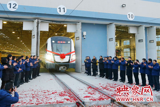 2013年12月28日鄭州地鐵第一班車(chē)發(fā)車(chē)。