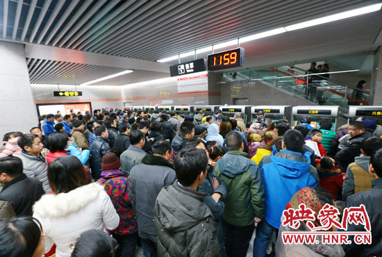 地鐵開(kāi)通首日，上午十一點(diǎn)五十九分，紫荊山地鐵站售票機(jī)前擠滿(mǎn)了買(mǎi)票的市民。