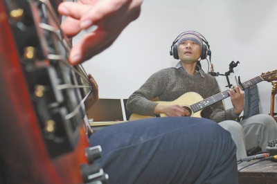 抱著吉他撥弄琴弦，子芙唱著自己的音樂。