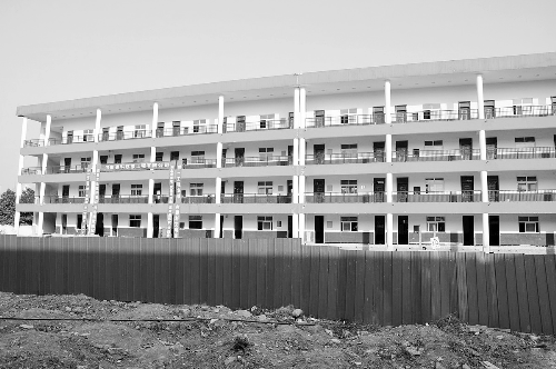 被平移的教學樓有四層，總重達6000多噸