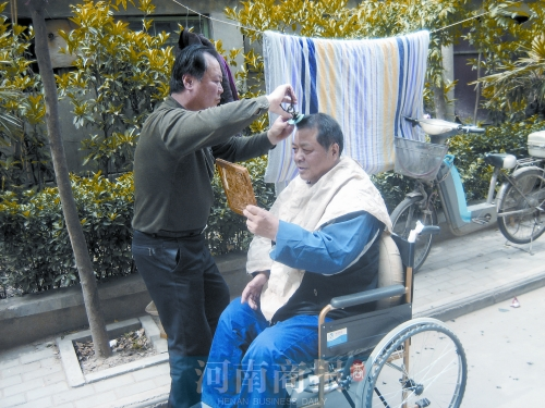 2011年8月18日，老鄰居給高新海剪發(fā)