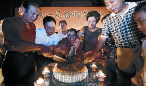 2008年9月14日，老鄰居們?yōu)楦咝潞Ｅe辦中秋賞月會 井勇/供圖