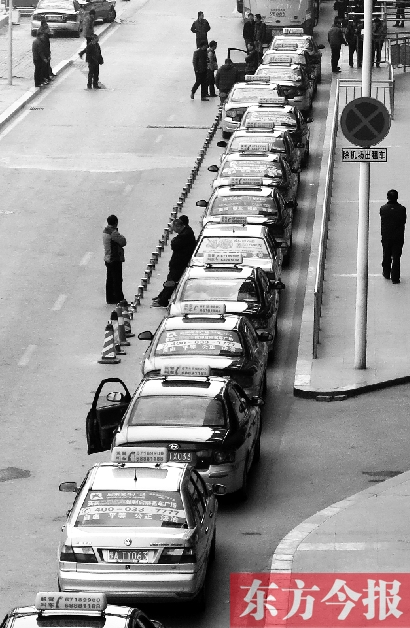 機場出租車等客區(qū),停放的大部分都是藍色出租車 機場出租車等客區(qū),停放的大部分都是藍色出租車