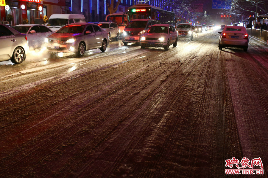 夜晚的雪路給出行的人們?cè)黾恿死щy。