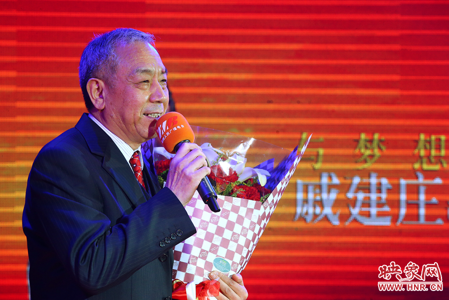 戚建莊向詩歌愛好者表達謝意。