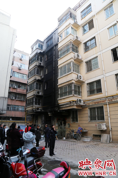 從一樓到六樓的外墻一片漆黑。