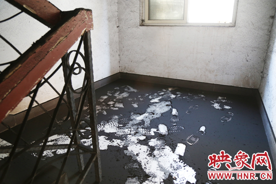 一樓到六樓的樓道內(nèi)都是黑色的煙塵。