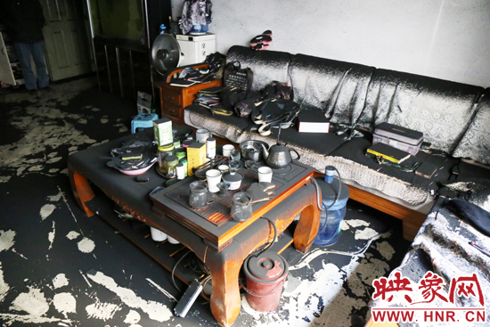 一樓住戶的家中到處都是黑煙灰兒，無法居住。