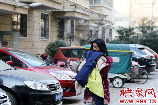 一名女孩的面容被熏黑。