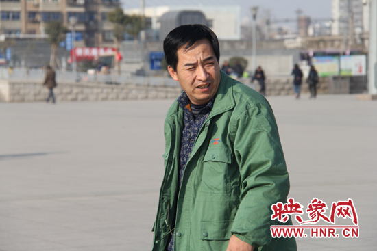 老陳說；“能趕在小年前回家高興，不覺得累?！? width=