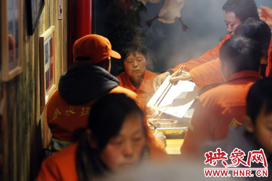 鄭州黃河路衛(wèi)生路附近一家火鍋店，宴請130名環(huán)衛(wèi)工人吃火鍋。