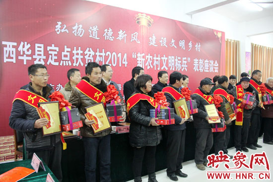 活動(dòng)現(xiàn)場，領(lǐng)導(dǎo)們向獲得“文明好家庭”、“文明好孝賢”、“文明好青年”、“文明好媳婦”、“文明好學(xué)生”