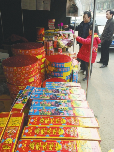 一家鞭炮攤兒前，只有少數(shù)人駐足購(gòu)買(mǎi)。