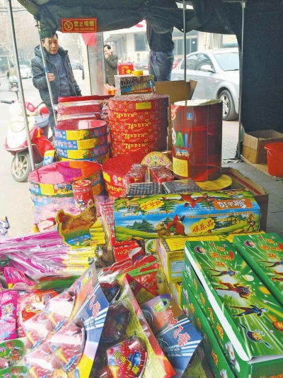　鞭炮攤兒主售賣(mài)的煙花爆竹種類(lèi)齊全。