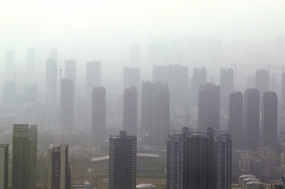 霧霾治理，任重道遠(yuǎn)。記者 洪波攝