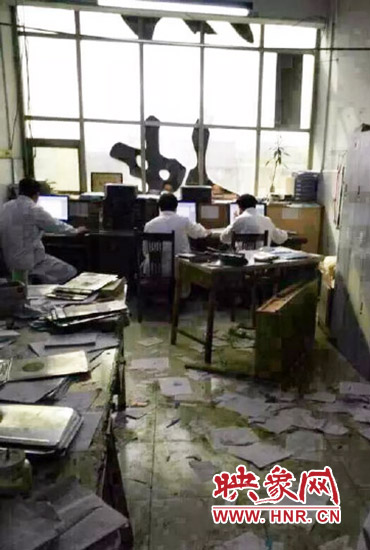 醫(yī)院辦公室內(nèi)病人病歷被扔了一地。（圖片來自網(wǎng)絡）