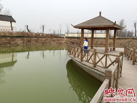 事發(fā)處就挨著亭子。