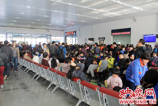 鄭開(kāi)城鐵列車(chē)晚點(diǎn)致旅客滯留 疑因線路上掛落異物