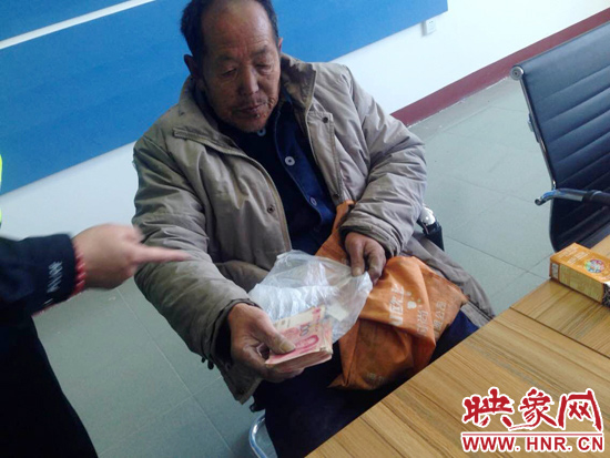 在把老人帶回駐地后，老人竟又從身上掏出幾千元現(xiàn)金要塞給民警。