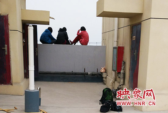 三人在樓頂始終不肯下來。