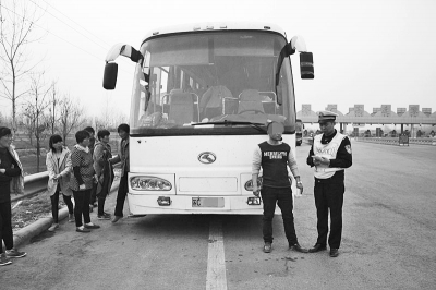 男子套牌搞客運(yùn)在河南超載被查:撿個(gè)駕照換上自己照片 男子套牌搞客運(yùn)在河南超載被查:撿個(gè)駕照換上自己照片