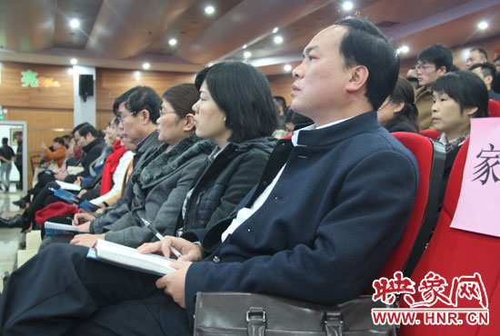 認真聽取招生政策的學(xué)生家長。