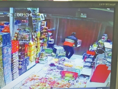 監(jiān)控中顯示，當時竊賊抱起募捐箱就跑。