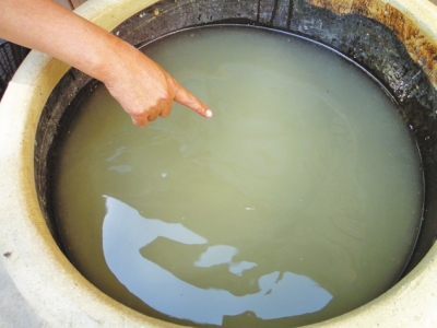 安陽(yáng)一供水管爆裂屢修不成 村民連洗腳水都舍不得倒 安陽(yáng)一供水管爆裂屢修不成 村民連洗腳水都舍不得倒