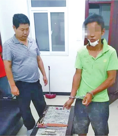 犯罪嫌疑人張某某（右）被抓時，挎包中被搜出兩把長約30厘米的尖刀