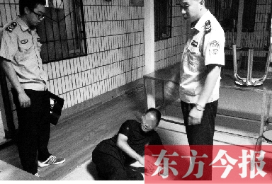 渾身酒氣的趙某被城管隊(duì)員逮到后躺在地上不起來