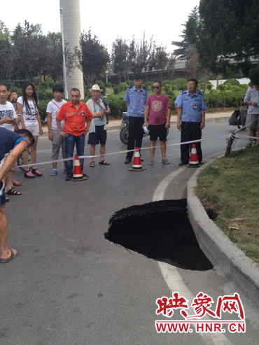 市民調(diào)侃這次塌陷難道是天太熱？