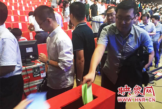 專家、評委、全局干部職工代表現(xiàn)場投票。