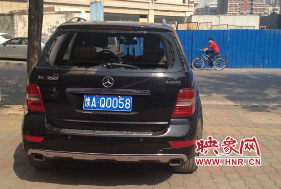 奔馳車夜停路邊被砸，損失萬元以上