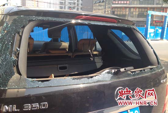 奔馳車夜停路邊被砸，損失萬元以上