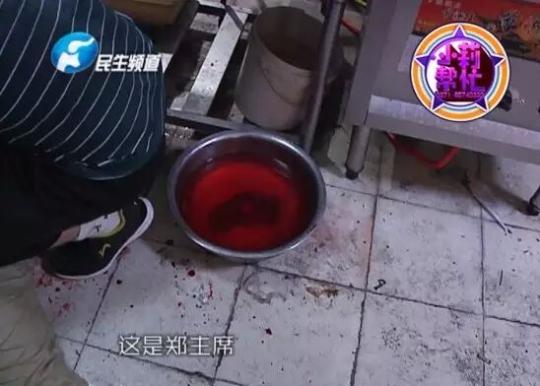 老板竟突然在廚房內(nèi)割腕自殺!發(fā)現(xiàn)意外情況后，小莉趕緊對傷者進(jìn)行包扎，并撥打了120急救電話。