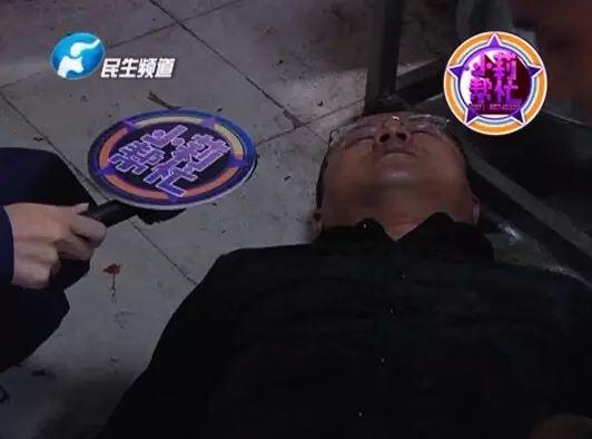 老板竟突然在廚房內(nèi)割腕自殺!發(fā)現(xiàn)意外情況后，小莉趕緊對傷者進(jìn)行包扎，并撥打了120急救電話。