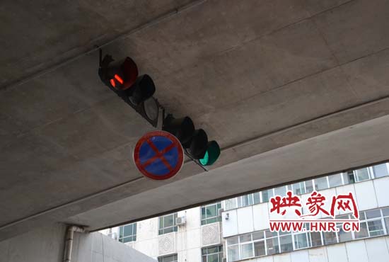 鄭州隴海高架橋下指示牌搖搖欲墜 鄭州隴海高架橋下指示牌搖搖欲墜