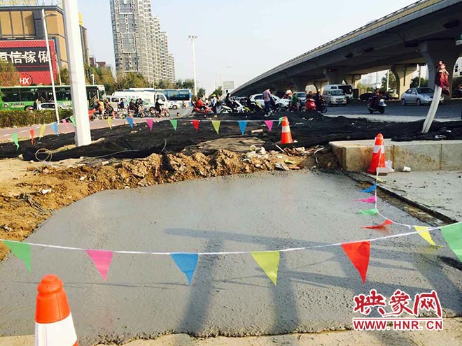 路面“等通知”6個(gè)月未修筑 路面“等通知”6個(gè)月未修筑