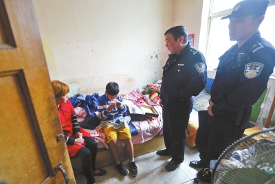 民警將小寶帶到他母親（紅衣女子）的住處，小寶拿出新鞋玩了起來。