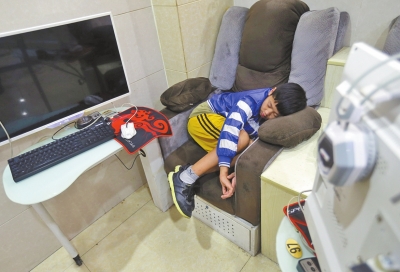 小寶每天晚上就睡在網(wǎng)吧的沙發(fā)上