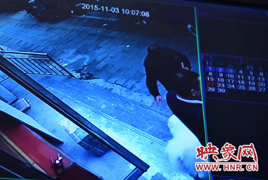 監(jiān)控錄像顯示，男子走向皮皮，將其拐走。