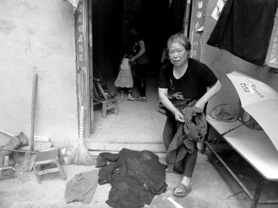 侯見志的母親拿出老伴受傷時穿的血衣。京華時報記者鄭羽佳攝