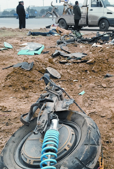 現(xiàn)場散落大量電動車碎片，車輪已完全脫離車體，可見當(dāng)時車禍的慘烈程度