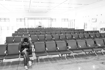 鄭開城鐵兩站點(diǎn)關(guān)停 中途上車乘客有時(shí)沒有工作人員多 鄭開城鐵兩站點(diǎn)關(guān)停 中途上車乘客有時(shí)沒有工作人員多