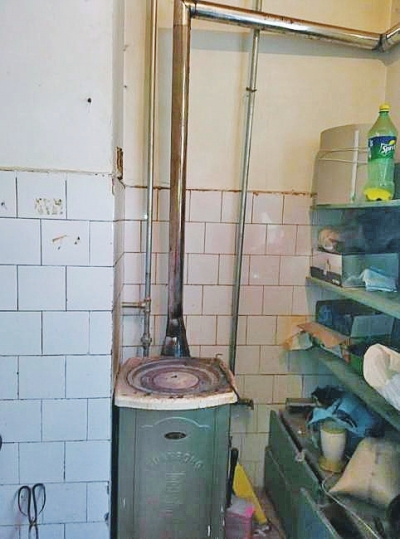 事發(fā)理發(fā)店取暖所用的爐子。