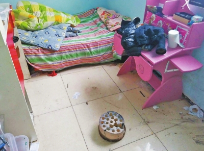 在理發(fā)店死者居住的臥室內(nèi)，地上放有一個(gè)大煤球。