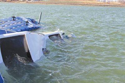 鄭州龍湖1號巡邏艇被凍爛沉船龍湖 兩時撈出沉船 鄭州龍湖1號巡邏艇被凍爛沉船龍湖 兩時撈出沉船