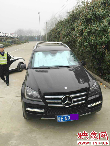 江西男子奔馳車中睡覺一氧化碳中毒，周口高速交警及時發(fā)現(xiàn)。