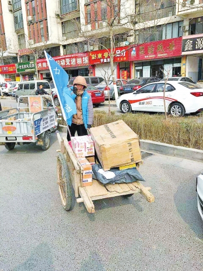 快遞小哥用板車(chē)送貨 快遞小哥用板車(chē)送貨