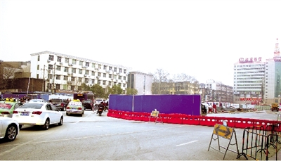 試圍擋后，車輛從西向東緩慢通行